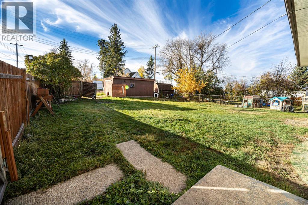 5015 46 Street Property Photo 5