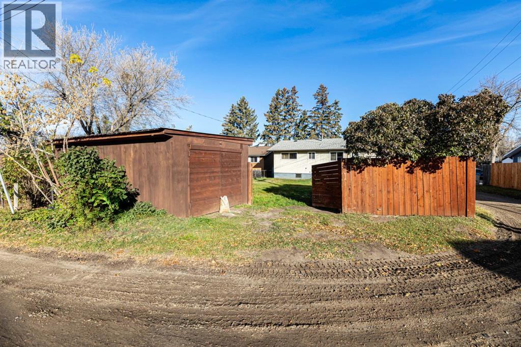 5015 46 Street Property Photo 7