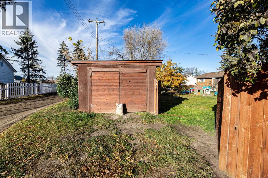 5015 46 Street Property Photo 8