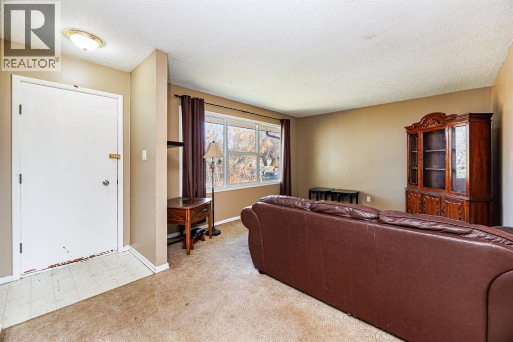 5015 46 Street Property Photo 17