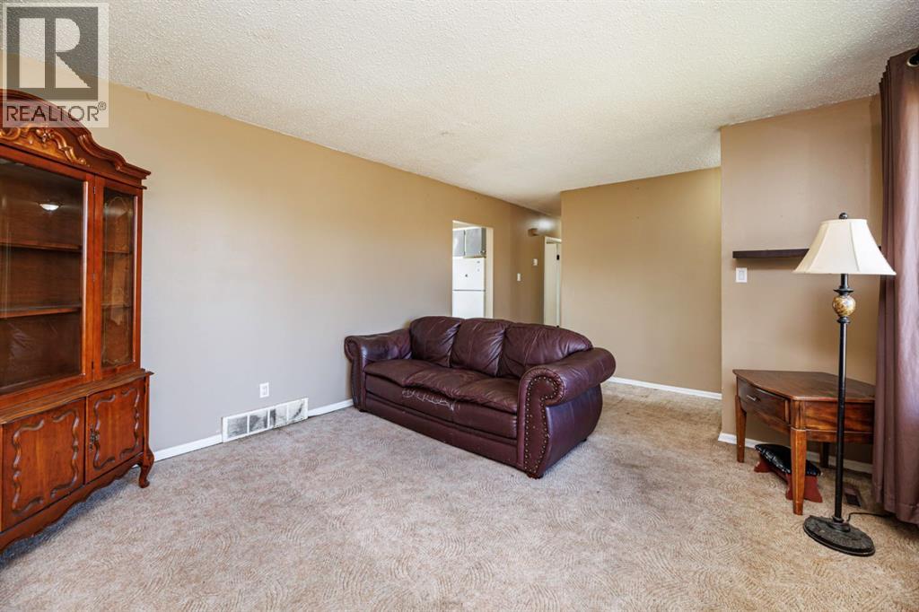 5015 46 Street Property Photo 18