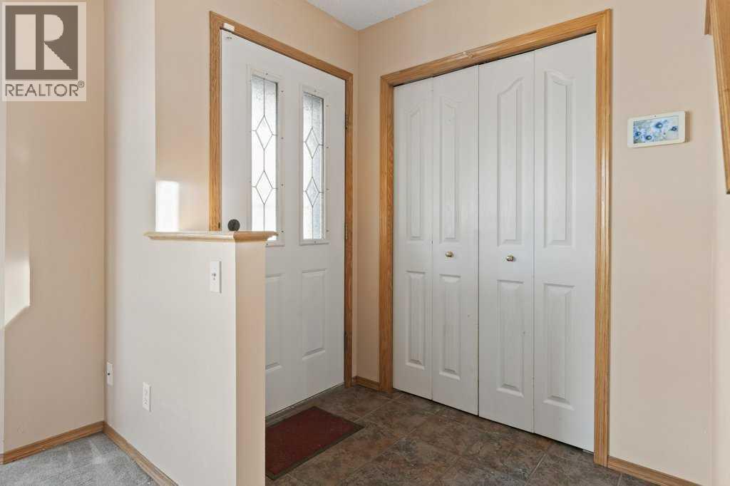 127 Erin Meadow Crescent Se Property Photo 3