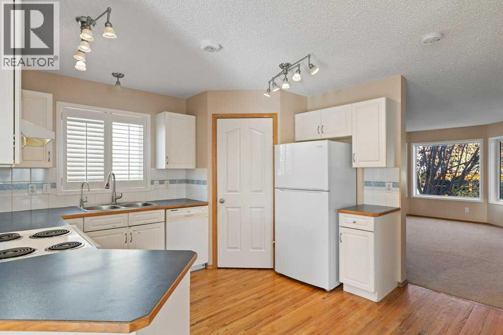 127 Erin Meadow Crescent Se Property Photo 9