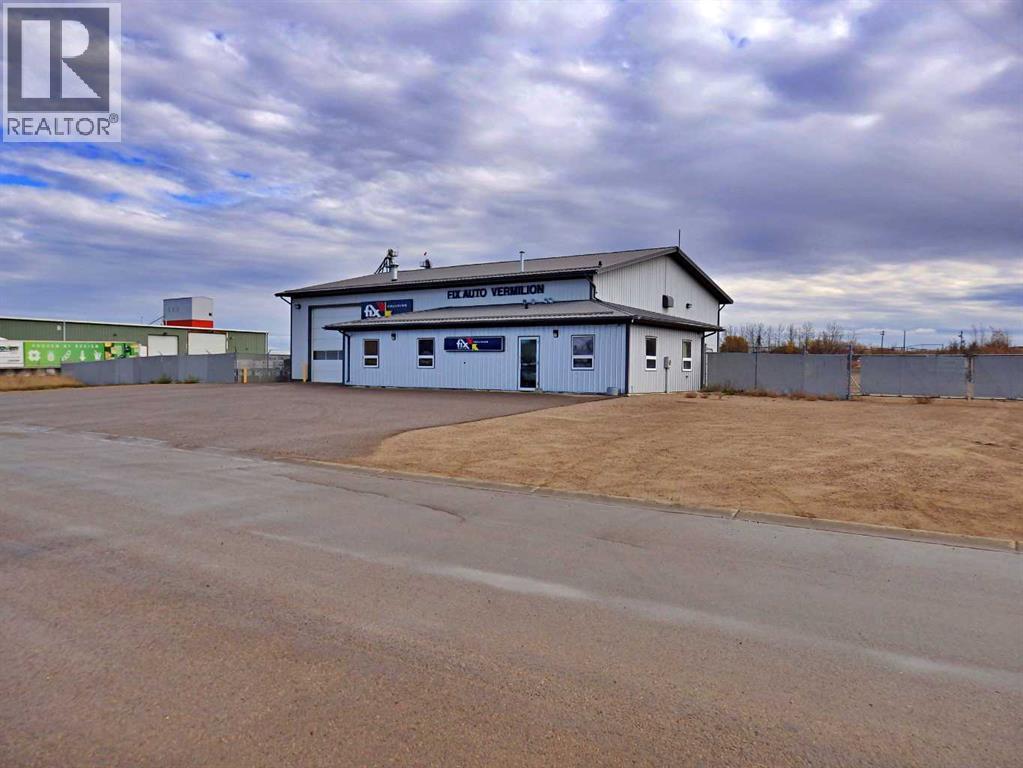 4512 45 Street Property Photo 5