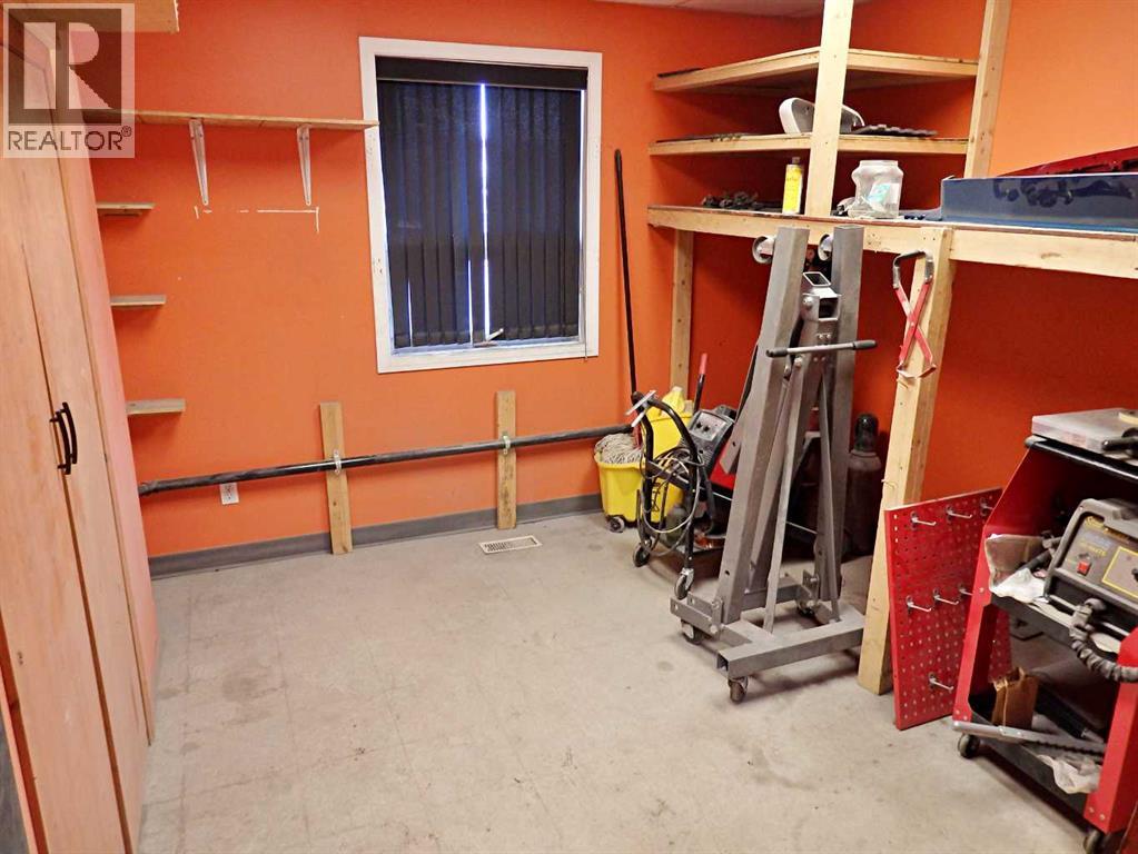 4512 45 Street Property Photo 17
