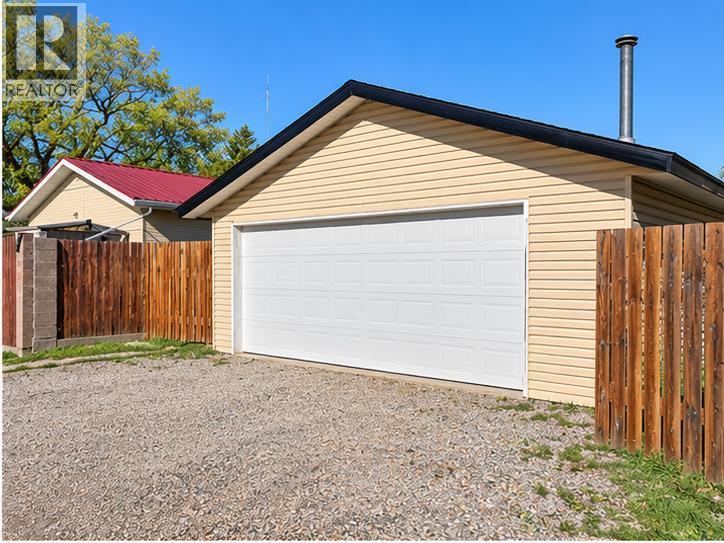 517 55 Avenue W Property Photo 20