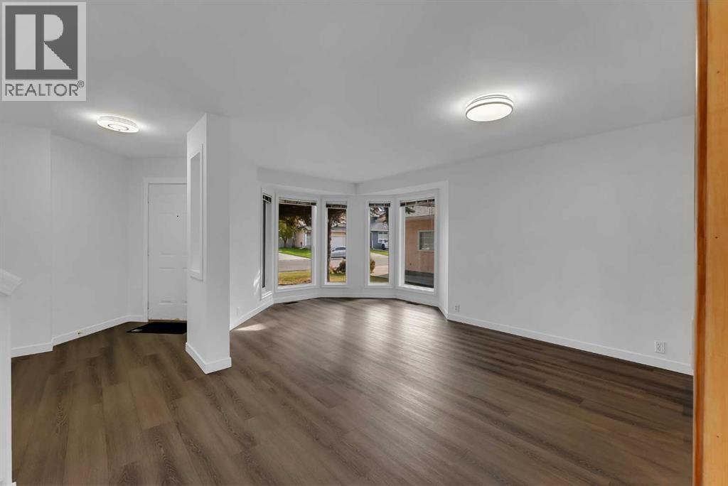 225 Riverwood Close Se Property Photo 3