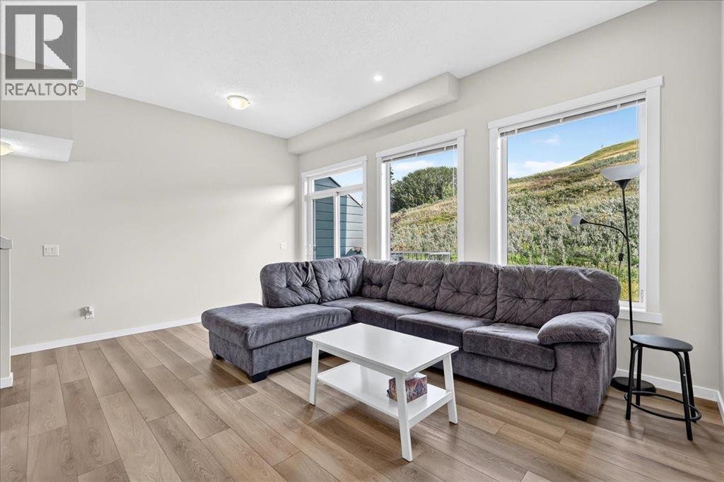 246 Cranbrook Square Se Property Photo 6