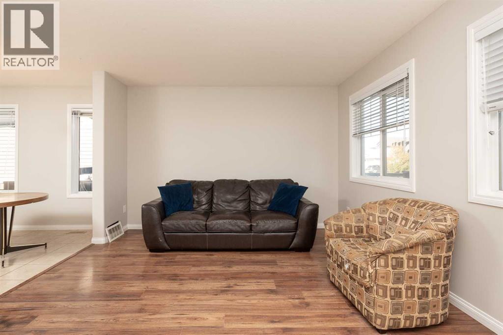 610 Silkstone Point W Property Photo 3