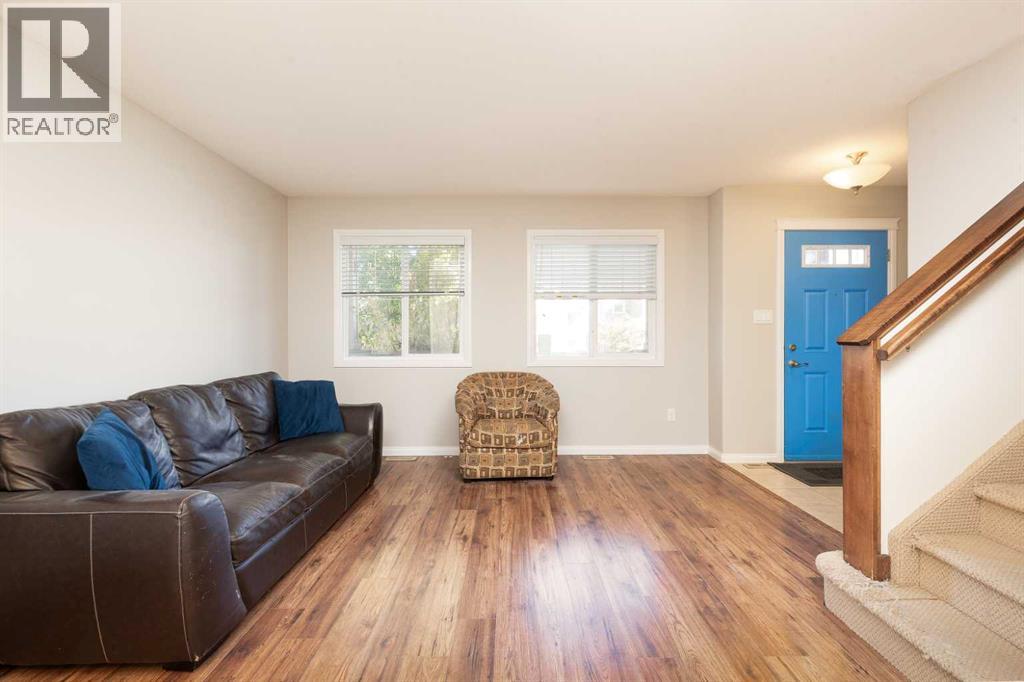 610 Silkstone Point W Property Photo 4