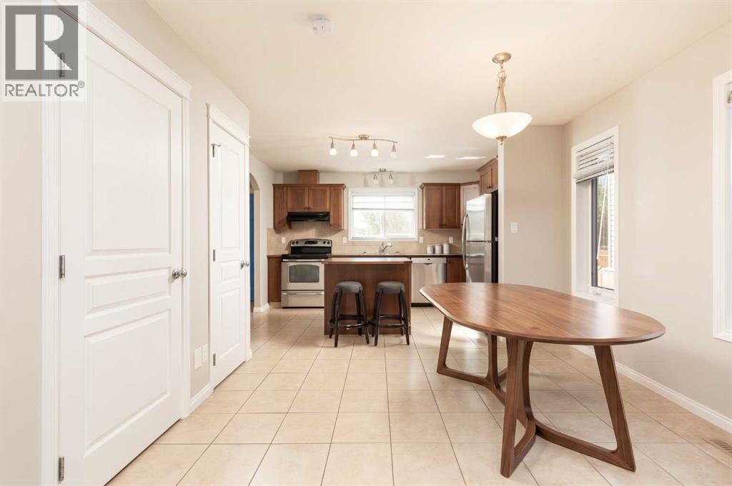610 Silkstone Point W Property Photo 6