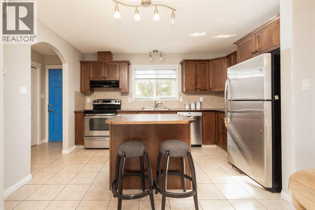 610 Silkstone Point W Property Photo 7