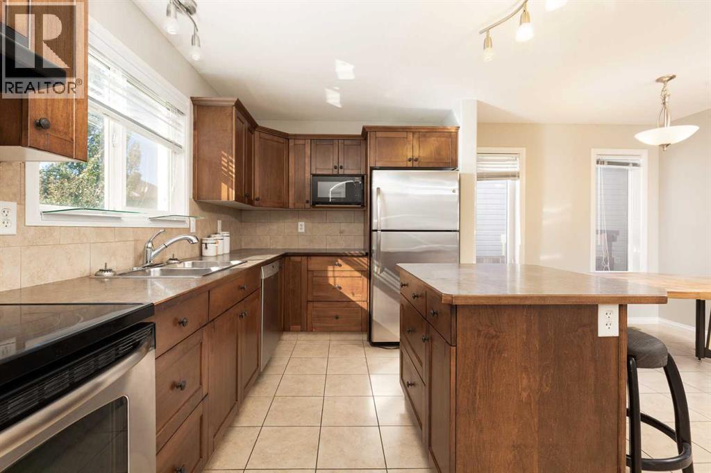 610 Silkstone Point W Property Photo 8