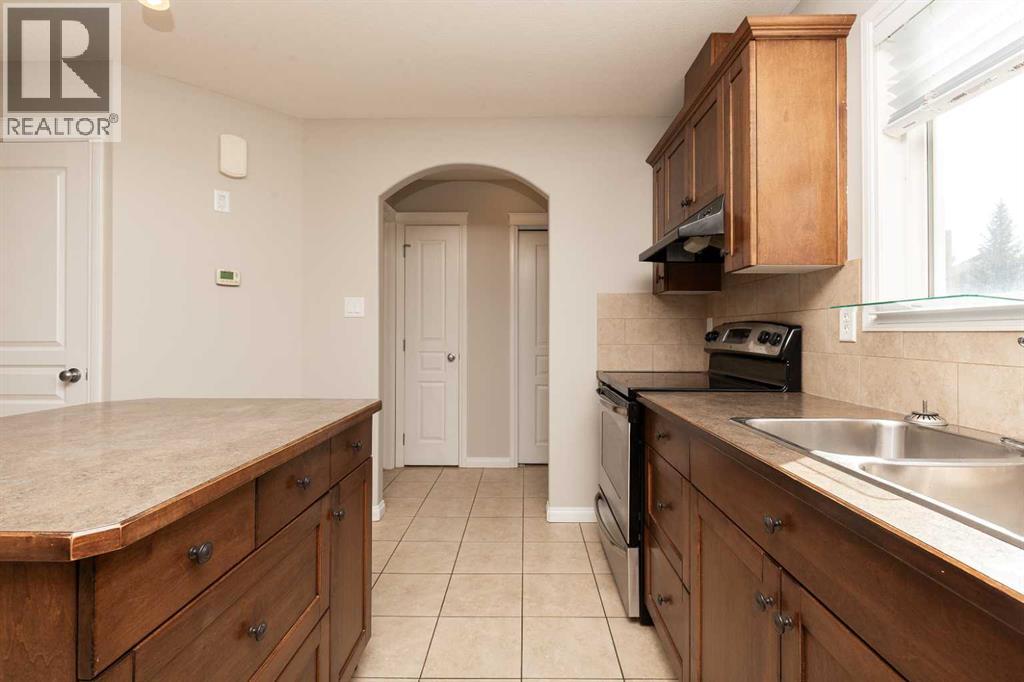 610 Silkstone Point W Property Photo 9