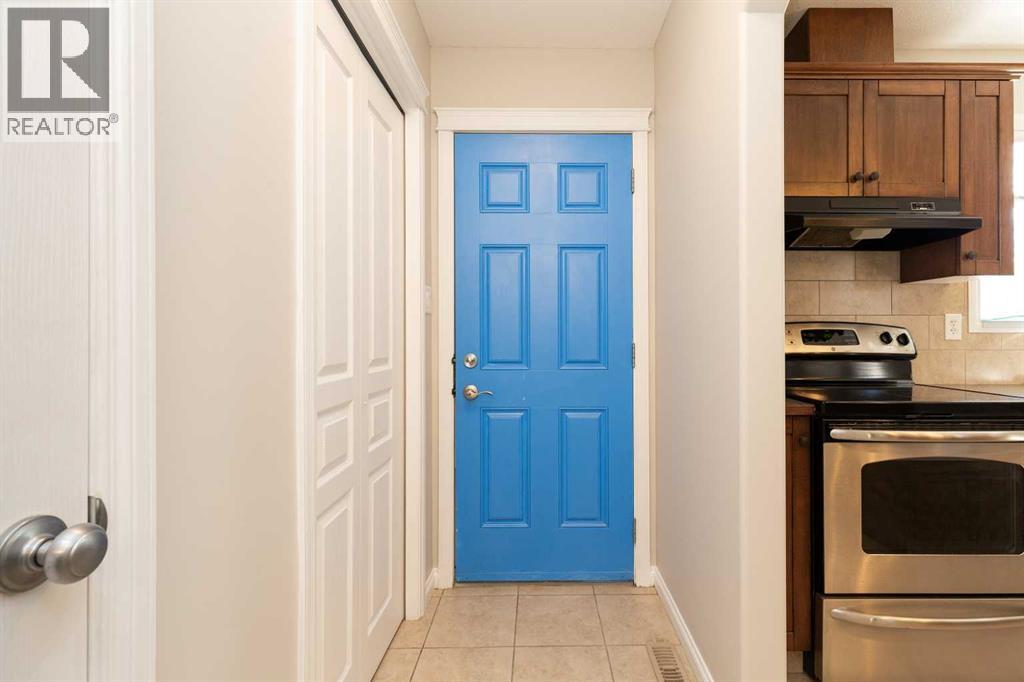 610 Silkstone Point W Property Photo 11