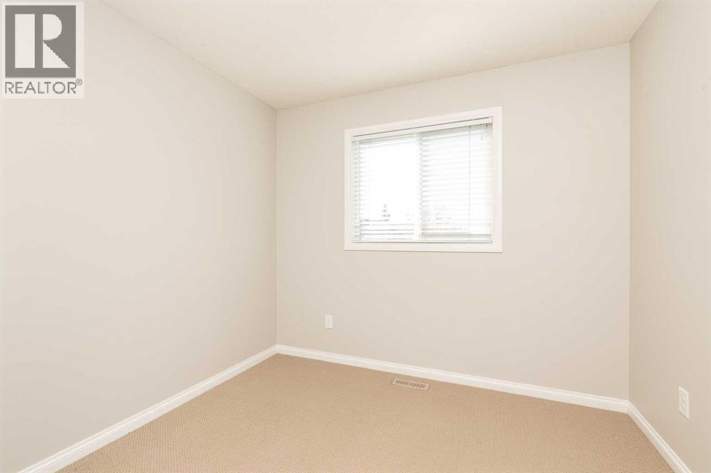 610 Silkstone Point W Property Photo 12
