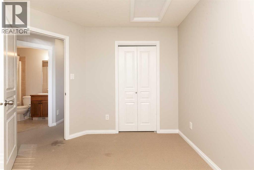 610 Silkstone Point W Property Photo 13