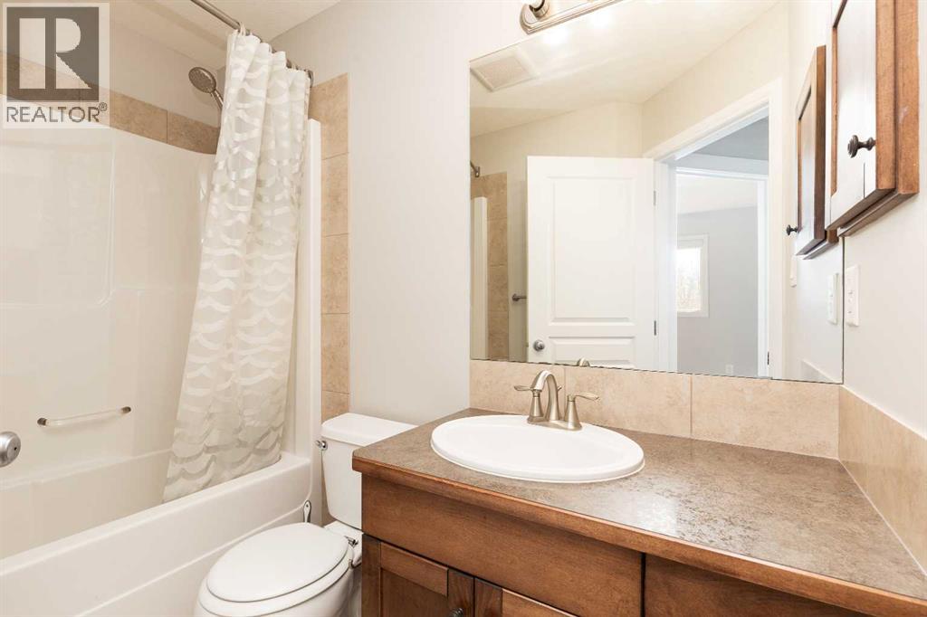 610 Silkstone Point W Property Photo 14