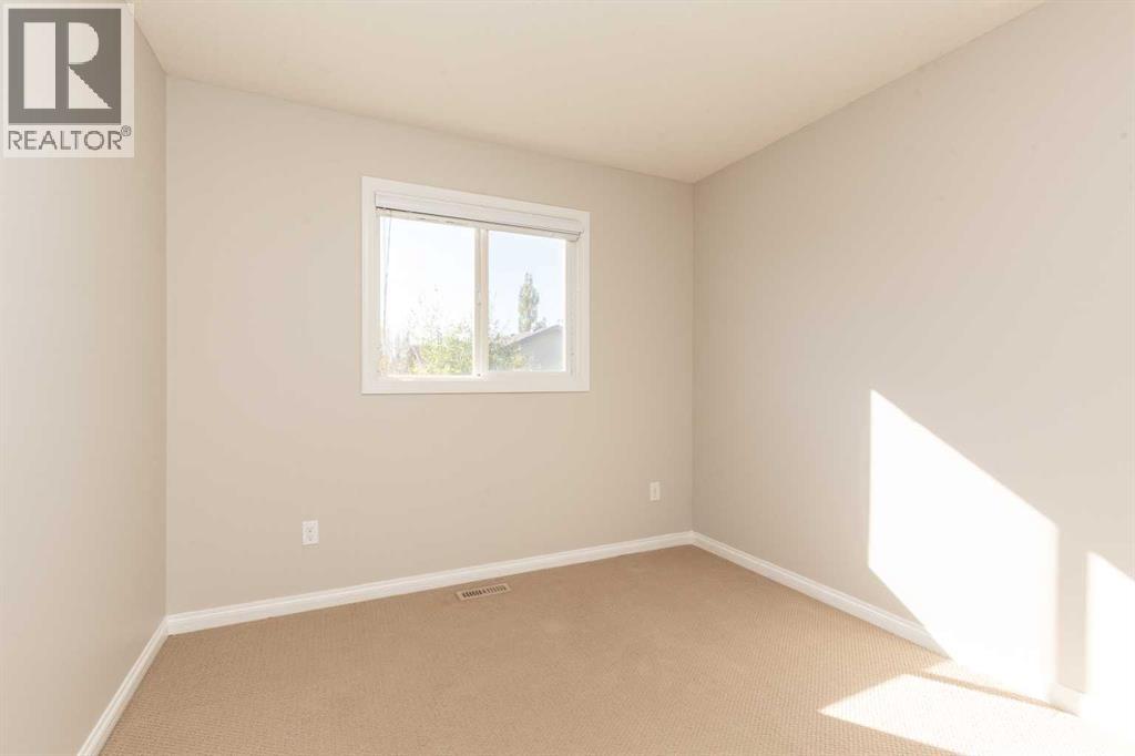 610 Silkstone Point W Property Photo 15