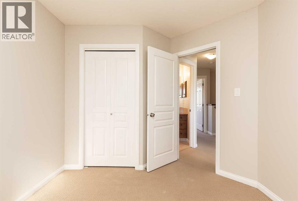 610 Silkstone Point W Property Photo 16