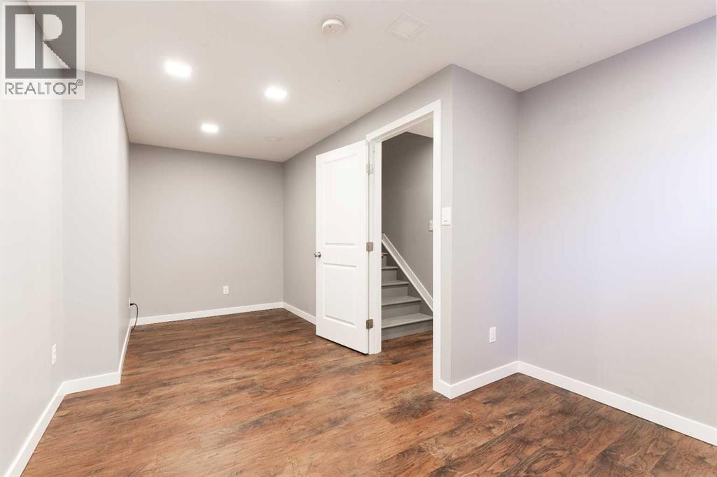610 Silkstone Point W Property Photo 20