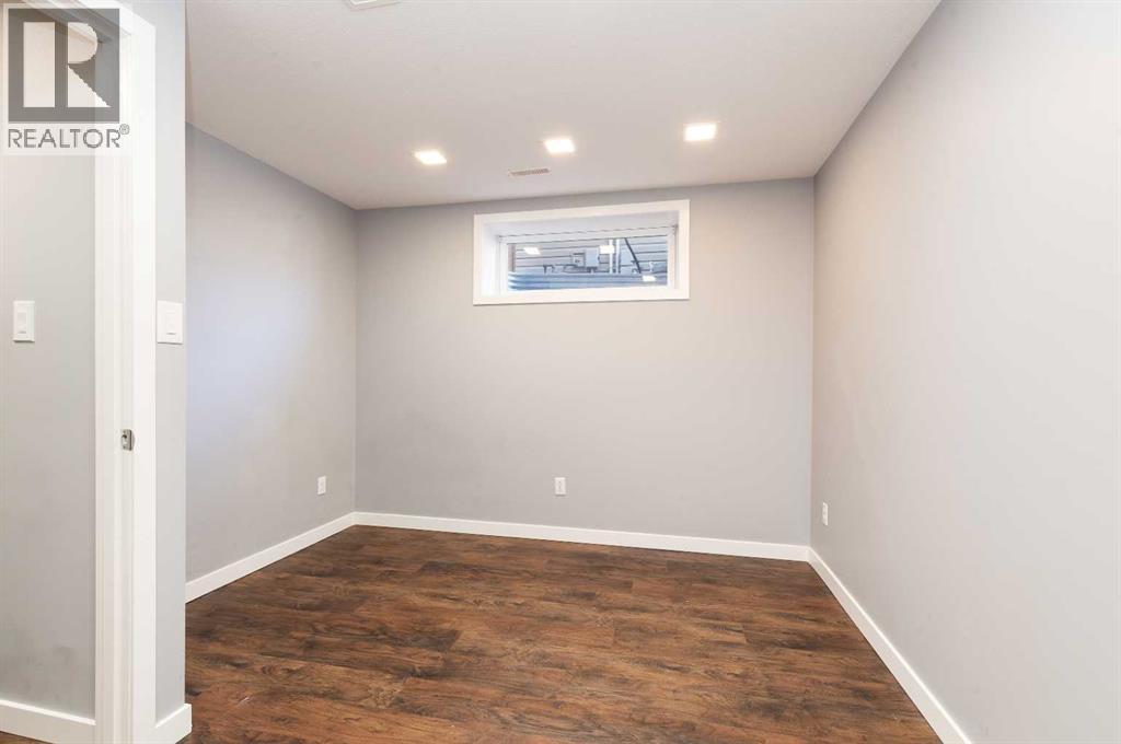610 Silkstone Point W Property Photo 21