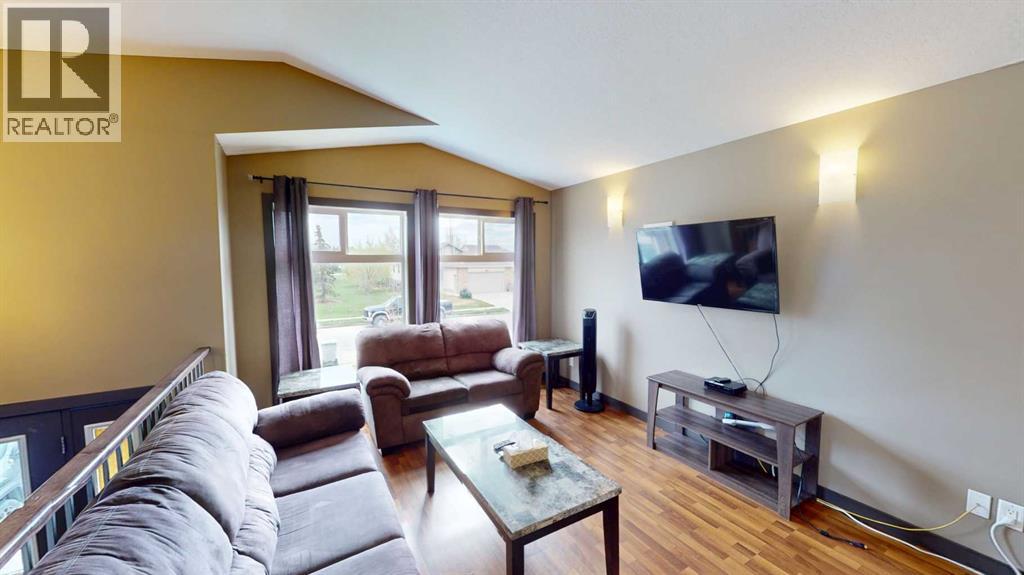 7022 90 Street Property Photo 4