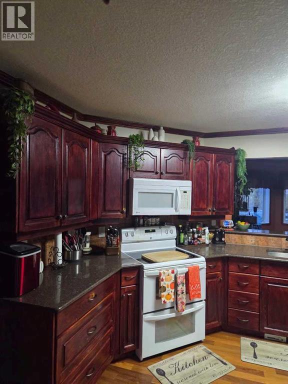 302 8 Avenue Property Photo 3