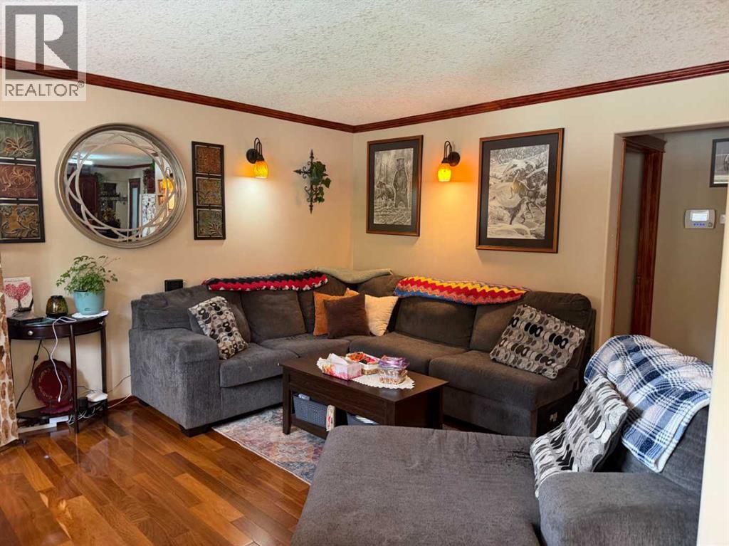 302 8 Avenue Property Photo 6