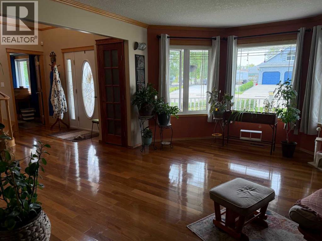 302 8 Avenue Property Photo 9
