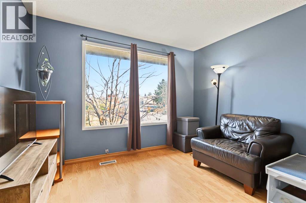 529 42 Street Se Property Photo 6