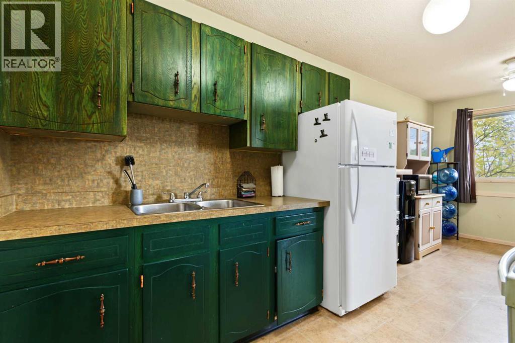 529 42 Street Se Property Photo 12