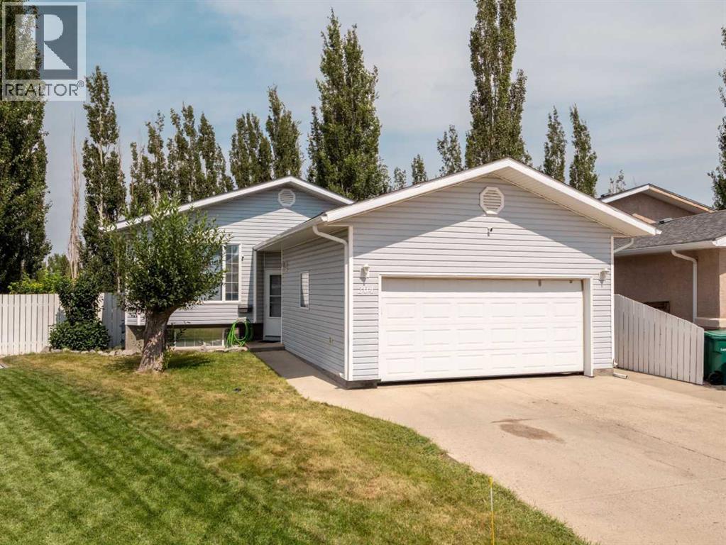 204 Mt Rundle Road W Property Photo 1