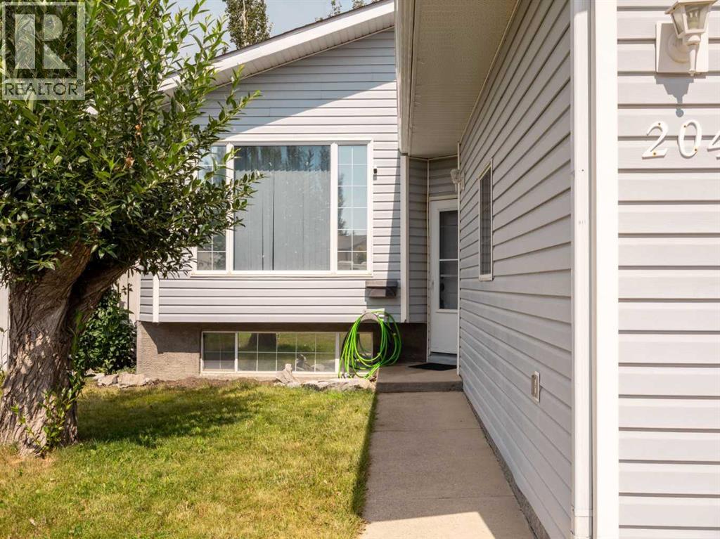 204 Mt Rundle Road W Property Photo 2