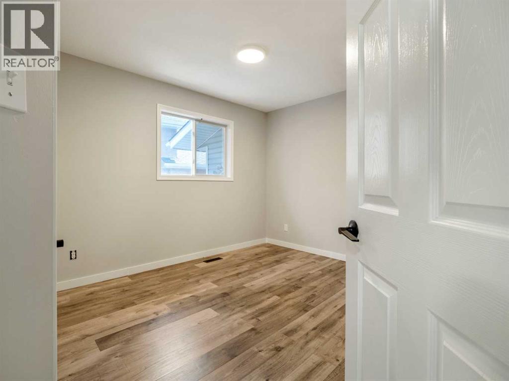 204 Mt Rundle Road W Property Photo 17
