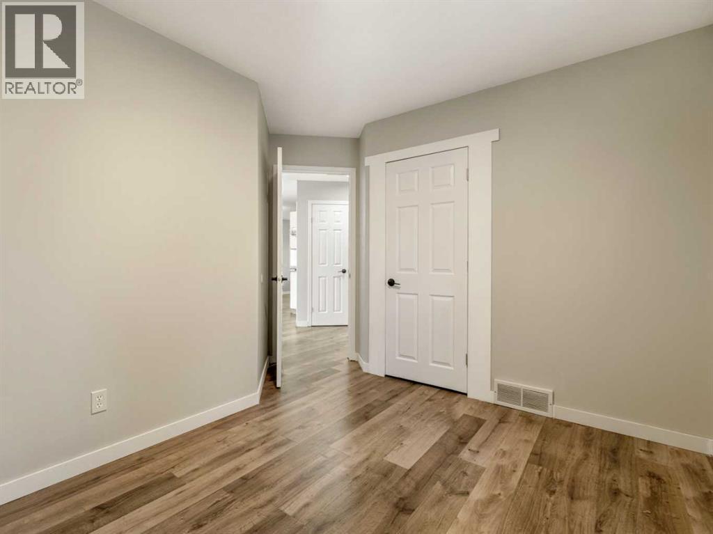204 Mt Rundle Road W Property Photo 18