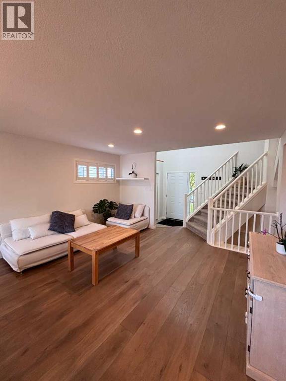 18 Sarcee Place W Property Photo 4