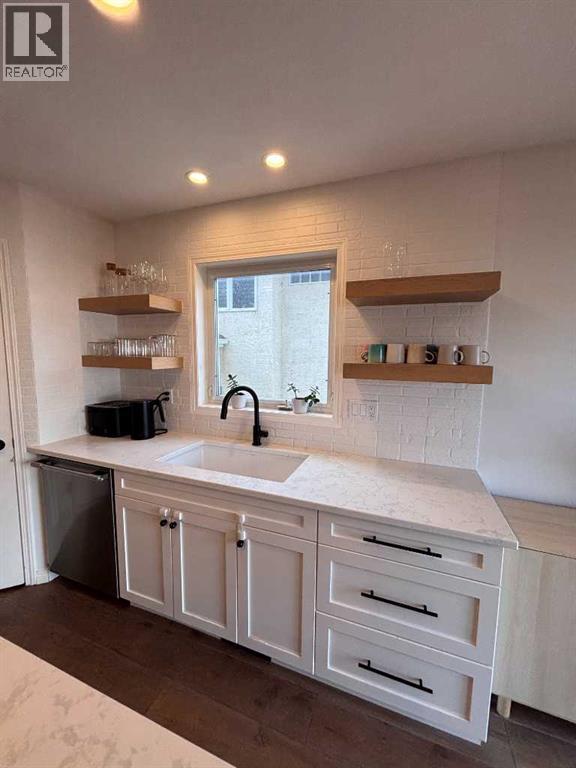 18 Sarcee Place W Property Photo 7