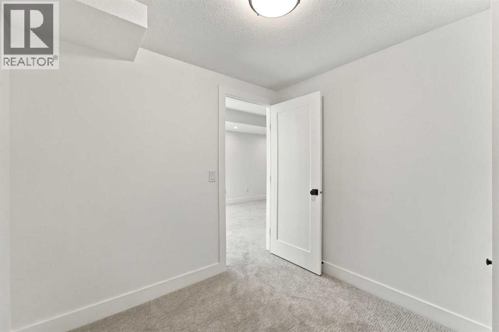 4918 21 Avenue Nw Property Photo 35