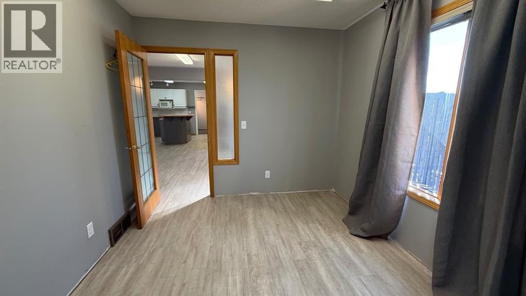 307 4 Avenue W Property Photo 8