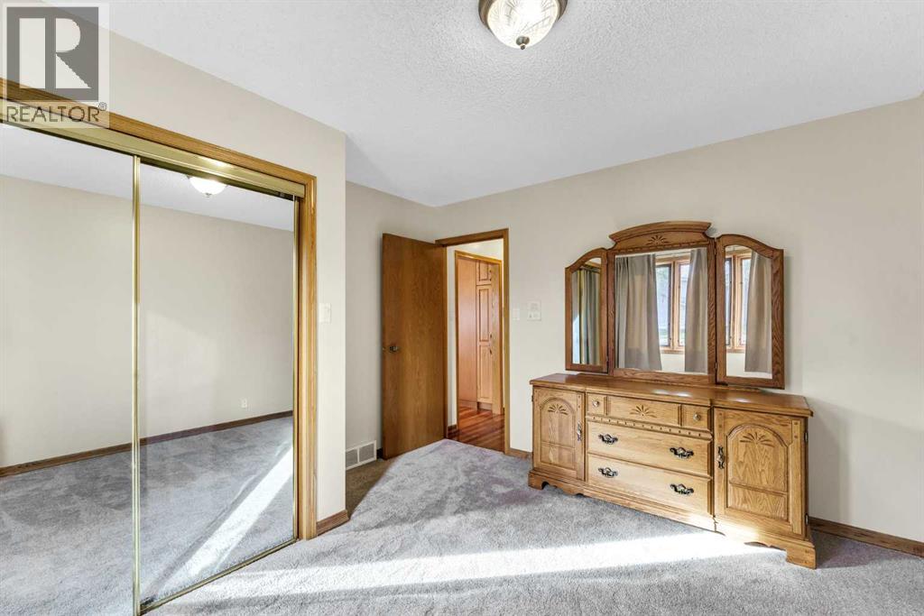 126 8 Avenue E Property Photo 18