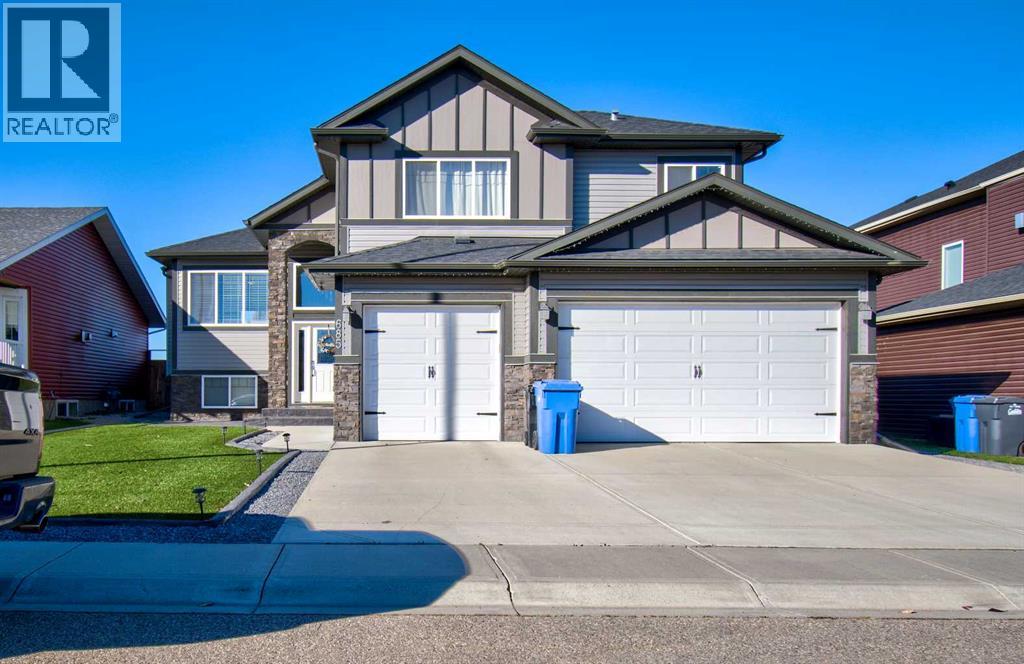 685 West Highland Crescent Property Photo 1