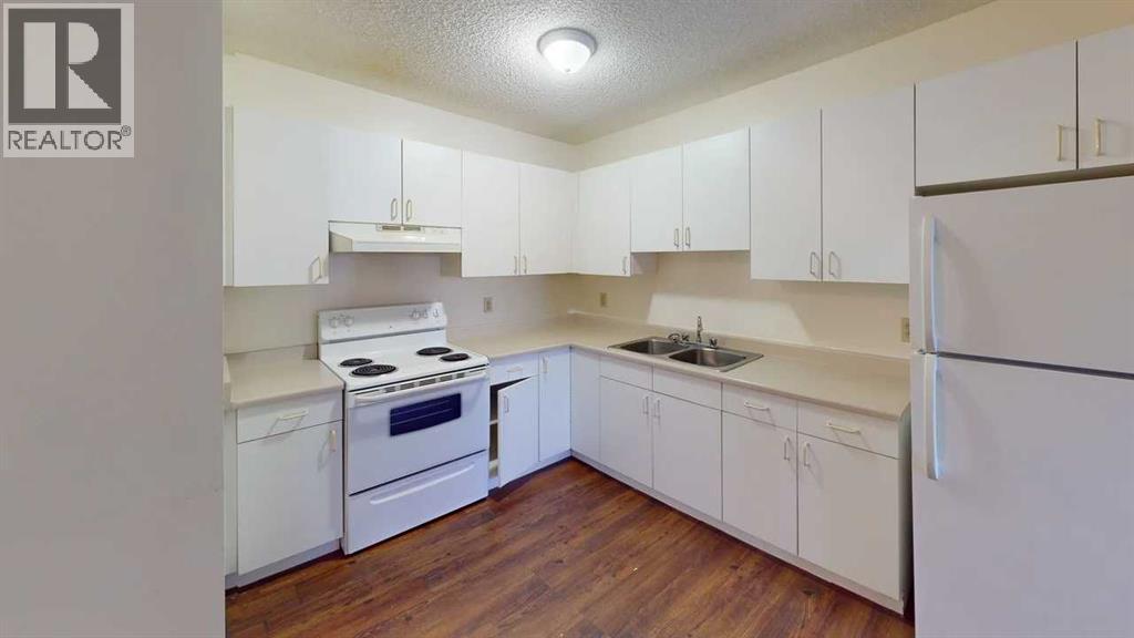 5117 44 Street Property Photo 2