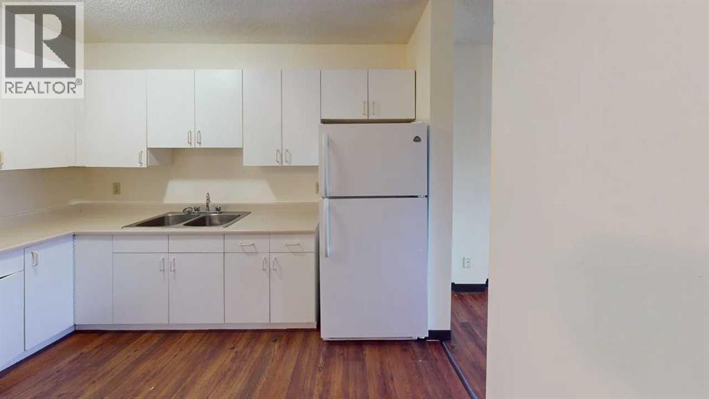 5117 44 Street Property Photo 3
