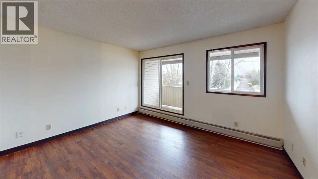 5117 44 Street Property Photo 4