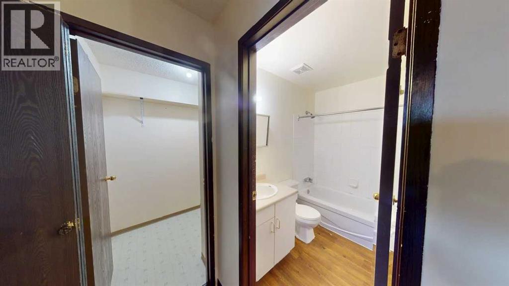 5117 44 Street Property Photo 8