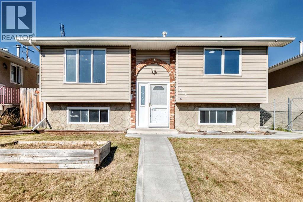 235 Margate Close Ne Property Photo 1
