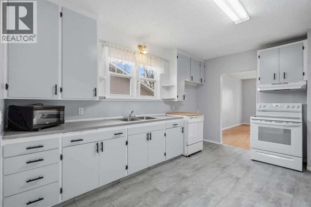 5112 47 Avenue Property Photo 8