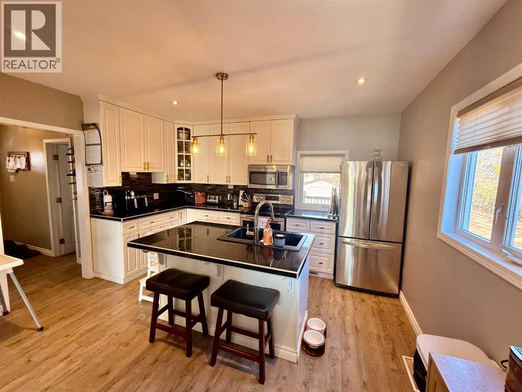 4832 51 Avenue Property Photo 4