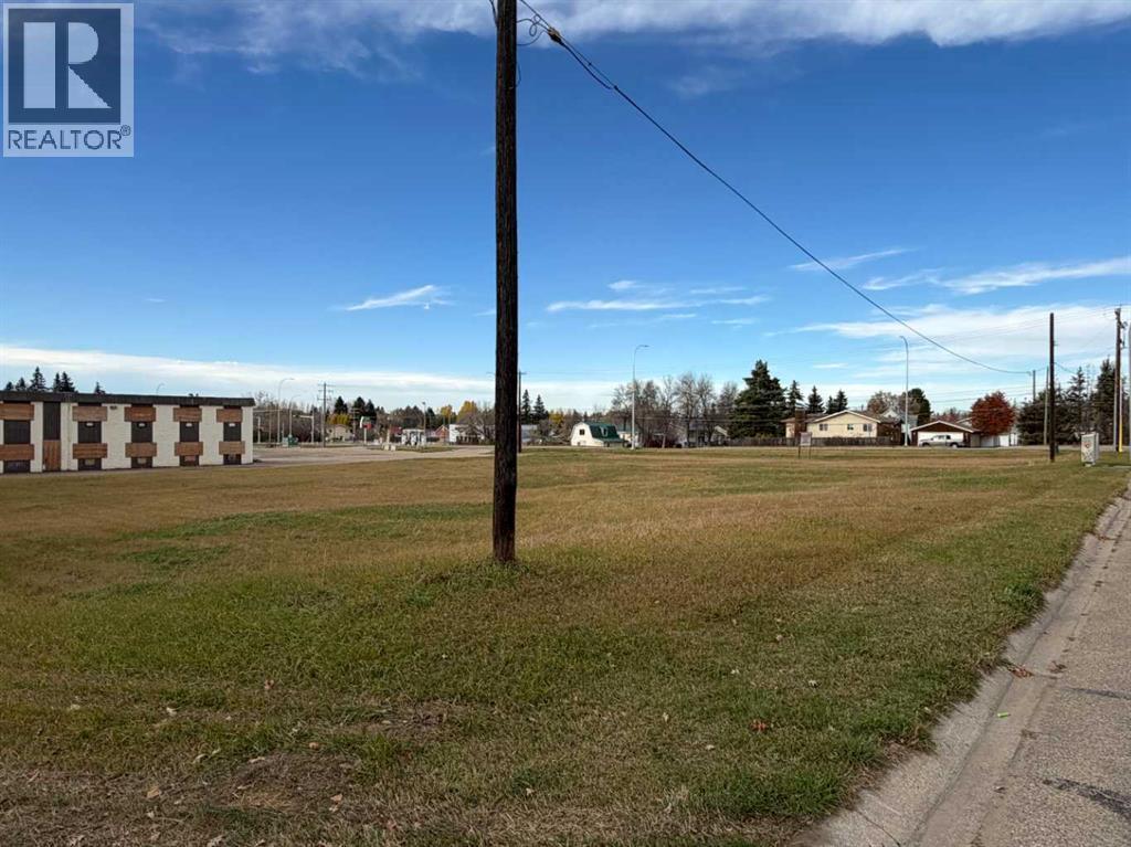 3728 45 Street Property Photo 4